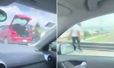 Conductor avienta a un repartidor de comida de un puente vehicular tras una discusión (video)