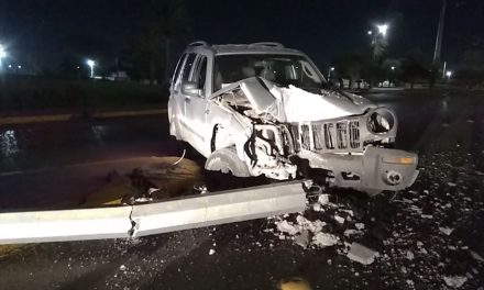 Distracción casi le cuesta la vida al doblar curva en Luis Echeverría en Saltillo