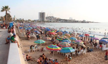 Saltillense es rescatada de las playas de Mazatlán