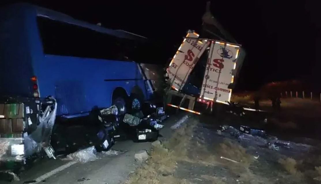 Volcadura arruina vacaciones a regios: autobús choca en Coahuila y deja dos muertos