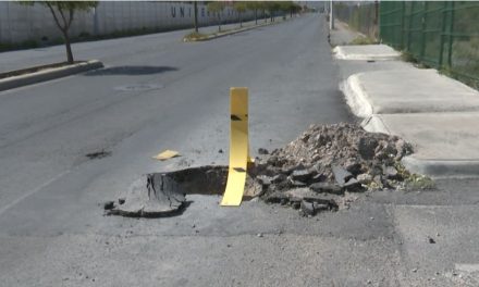 Pozo es dolor de cabeza para automovilistas en bulevar de la Sección 38 de Saltillo