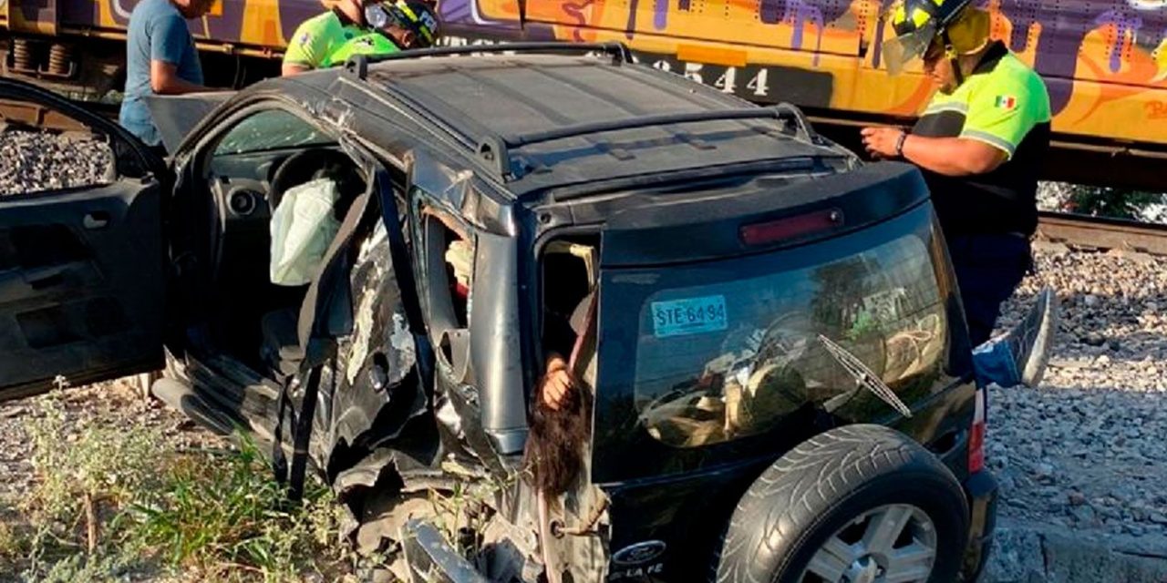Muere recién nacido y un niño de 12 años; madre intentó ganarle al tren en García N.L