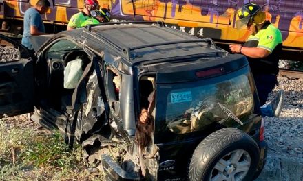 Muere recién nacido y un niño de 12 años; madre intentó ganarle al tren en García N.L