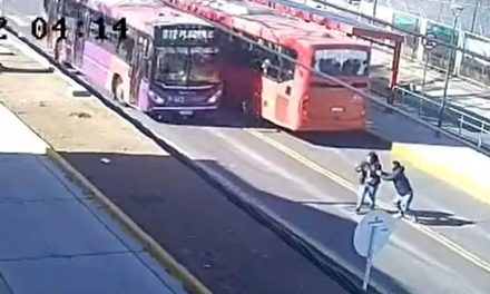 Un joven quiso salvar a una mujer de ser atropellada en Argentina… ambos fueron arrollados