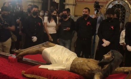 Saltillo: Descienden al Santo Cristo de la Capilla