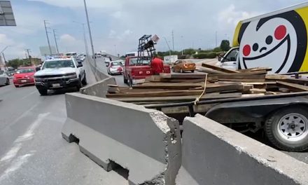 Se le desgancha traila en pleno Periférico, caos en Distribuidor Vial El Sarape
