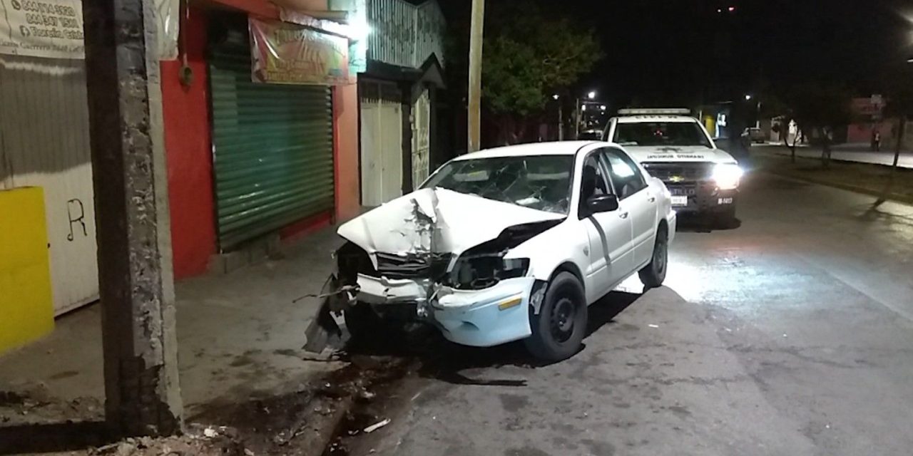 Conductor comía tacos mientras manejaba y terminó estrellando su auto en Saltillo