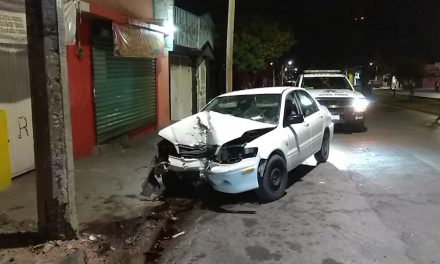 Conductor comía tacos mientras manejaba y terminó estrellando su auto en Saltillo
