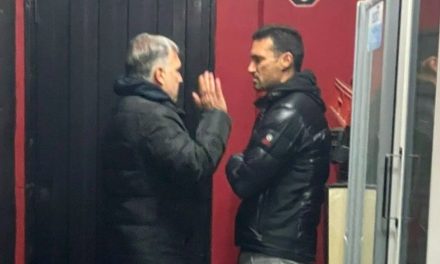 Tata Martino ‘se olvida’ que dirige a México y es captado con el técnico de Argentina