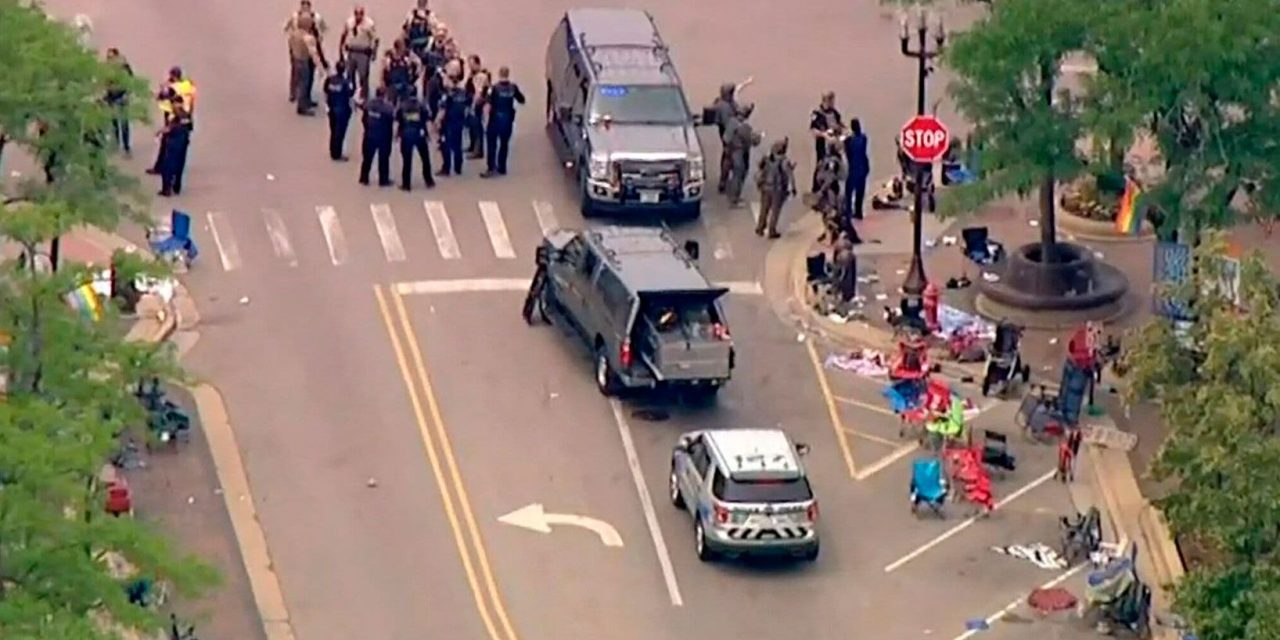 Tirador de Illinois disparó desde un tejado y al azar contra asistentes al desfile