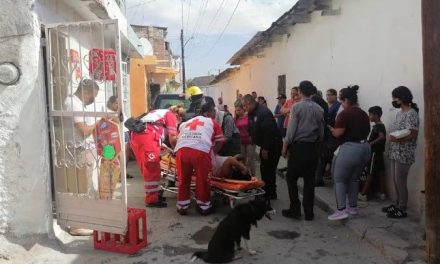 Hombre agrede a su esposa con un tubo y no conforme la arrolla con su camioneta en Torreón