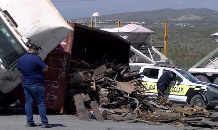 Vuelca tractocamión en gasolinera de Castaños