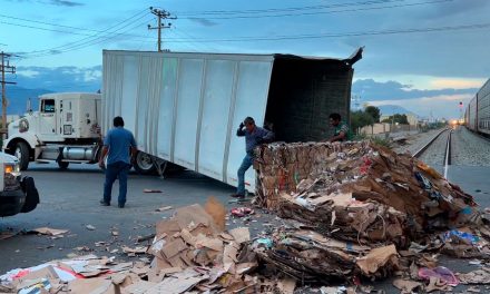 Saltillo: Trailer queda partido en dos en bulevar Nazario Ortiz