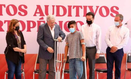 Gobierno de Saltillo entrega aparatos auditivos y ortopédicos