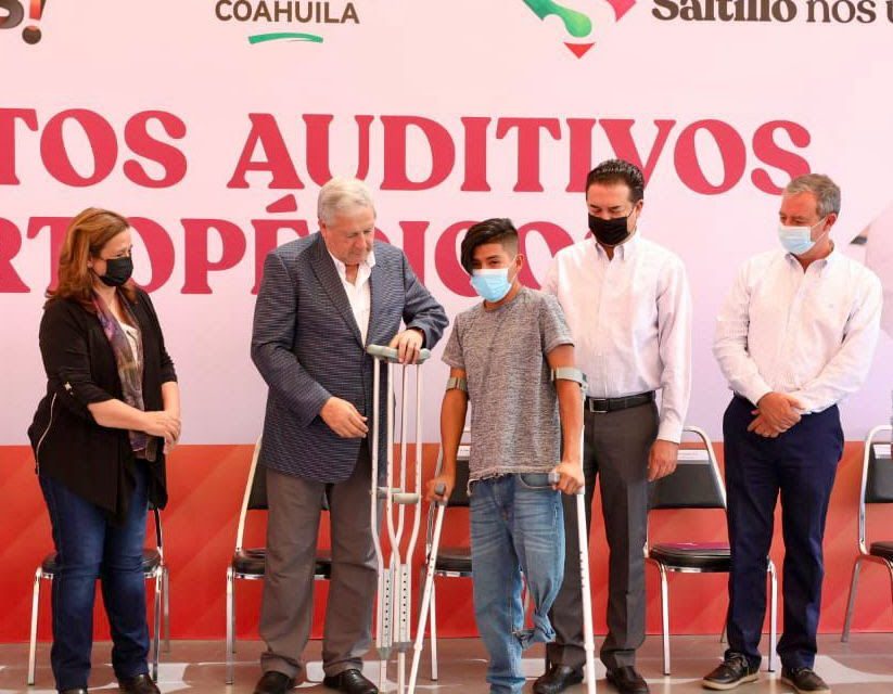 Gobierno de Saltillo entrega aparatos auditivos y ortopédicos