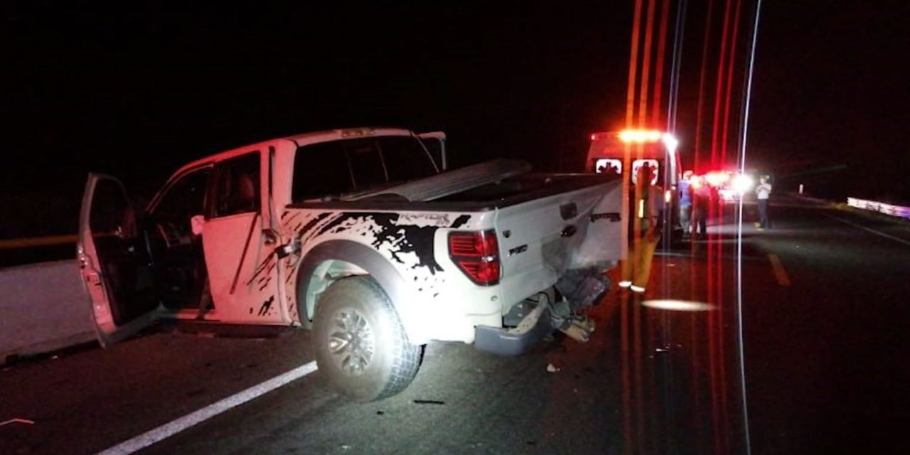 Deja dos lesionados choque contra vaca en carretera a Monclova