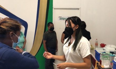 Se quejan de falta de organización en vacunación de Saltillo