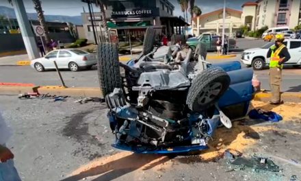Saltillo: Conductor ebrio choca auto y termina volcado en LEA