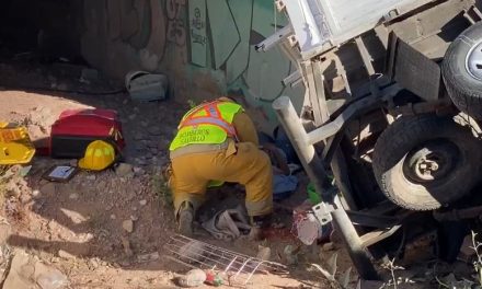 Saltillo: Se registra aparatoso accidente en La Angostura… responsable termina volcado