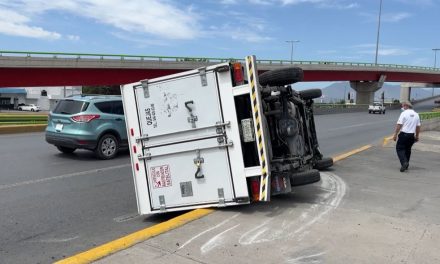 Saltillo: Vuelca en distribuidor vial El Sarape por falla en neumático