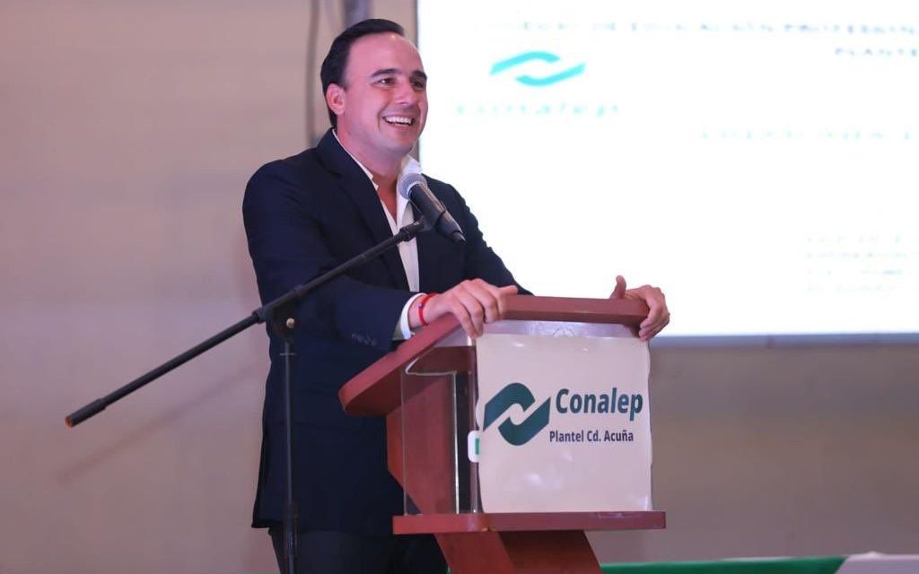 Apadrina Manolo Jiménez a estudiantes en Conalep Acuña