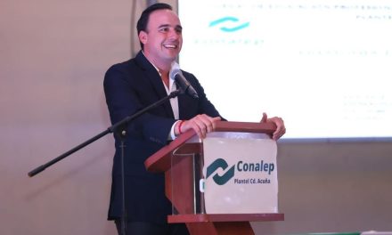 Apadrina Manolo Jiménez a estudiantes en Conalep Acuña