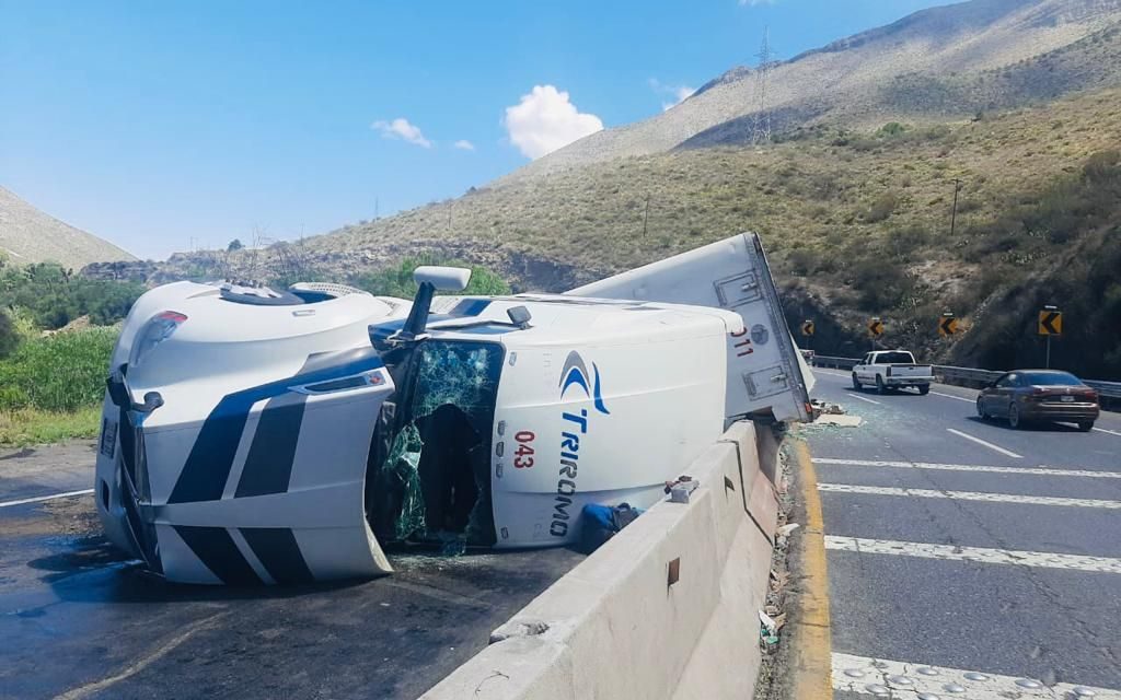 De nueva cuenta se vuelca otro tráiler en Los Chorros
