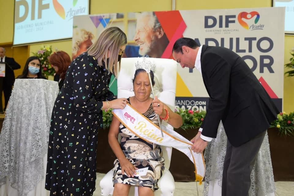 Coronan a la reina del adulto mayor en Acuña
