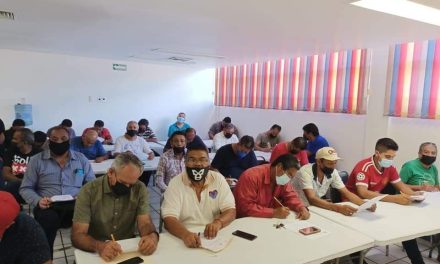 Capacitan a choferes de taxi en Torreón