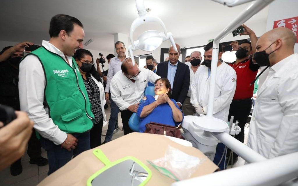 Manolo Jiménez lleva prótesis dentales a región Centro