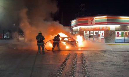 ¡Mala suerte! A tan solo unas horas de haber comprado su carro en Saltillo, se incendio y quedó en cenizas (Video)