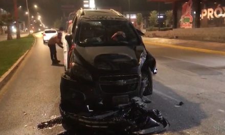 Conductor ebrio derriba luminaria en bulevar Luis Donaldo Colosio de Saltillo