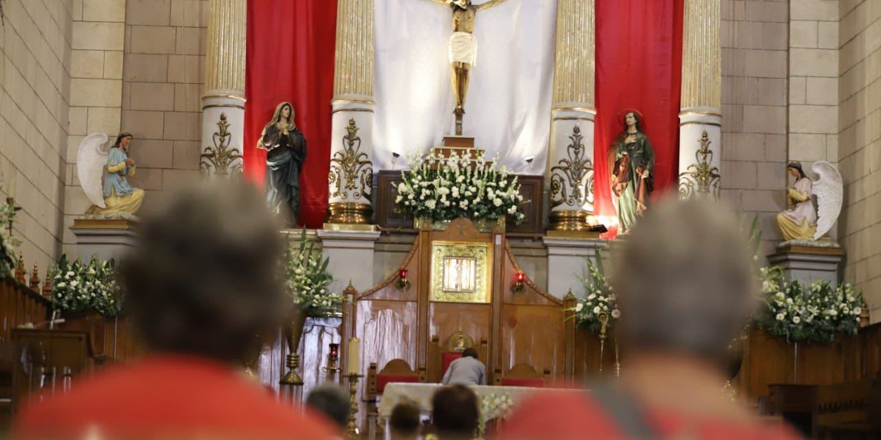 Festejan fieles creyentes al Santo Cristo en Saltillo