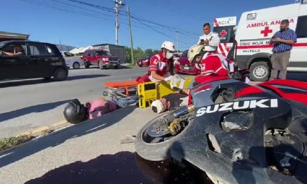 Conductor no se fija y atropella a motociclistas en Saltillo  (Video)