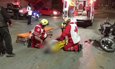 Saltillo: Conductor le quita derecho de paso a motociclista y le ocasiona fracturas