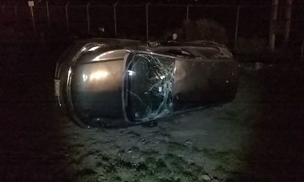 Cambia de carril y acaba volcado en Ramos Arizpe