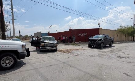 Imprudente destrozó su camioneta en Saltillo al pasarse el alto