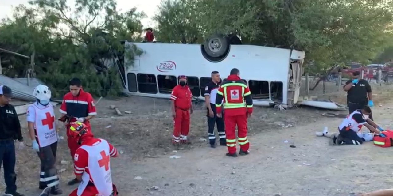 Ocho personas se debaten entre la vida y la muerte tras volcadura de transporte en Acuña