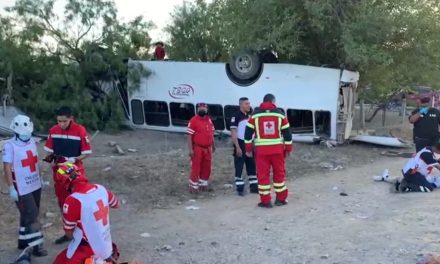 Ocho personas se debaten entre la vida y la muerte tras volcadura de transporte en Acuña