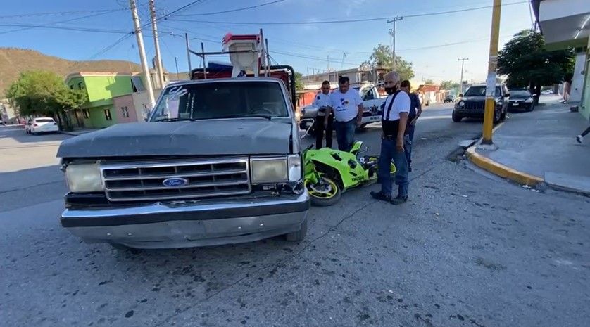 Motociclista en Saltillo termina con fractura de costillas al quitarle el derecho de paso