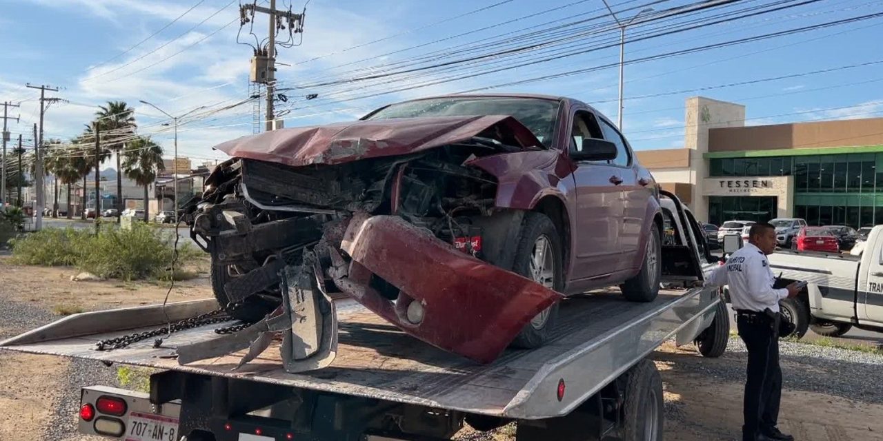Conductor choca contra dos postes y alega que le cerraron el paso en Saltillo