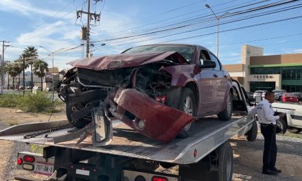 Conductor choca contra dos postes y alega que le cerraron el paso en Saltillo