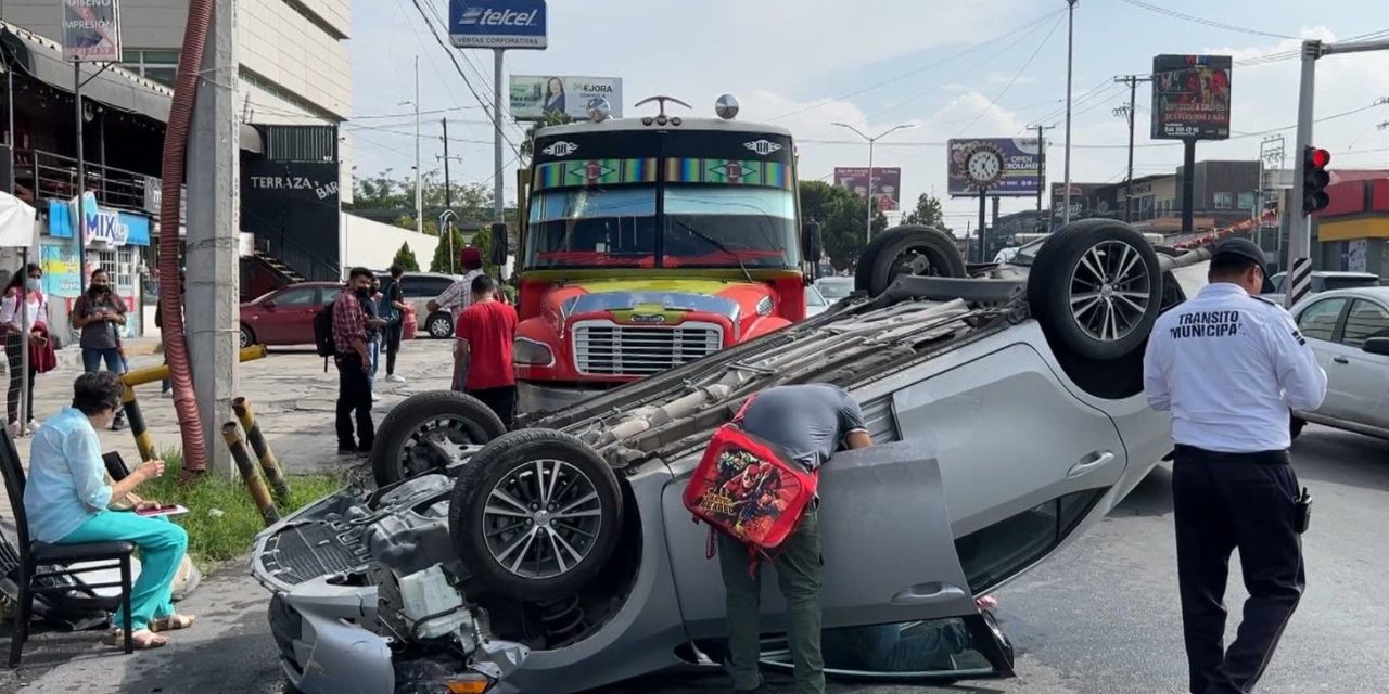 Un Ramos le da un llegue a un carro y lo voltea en Saltillo