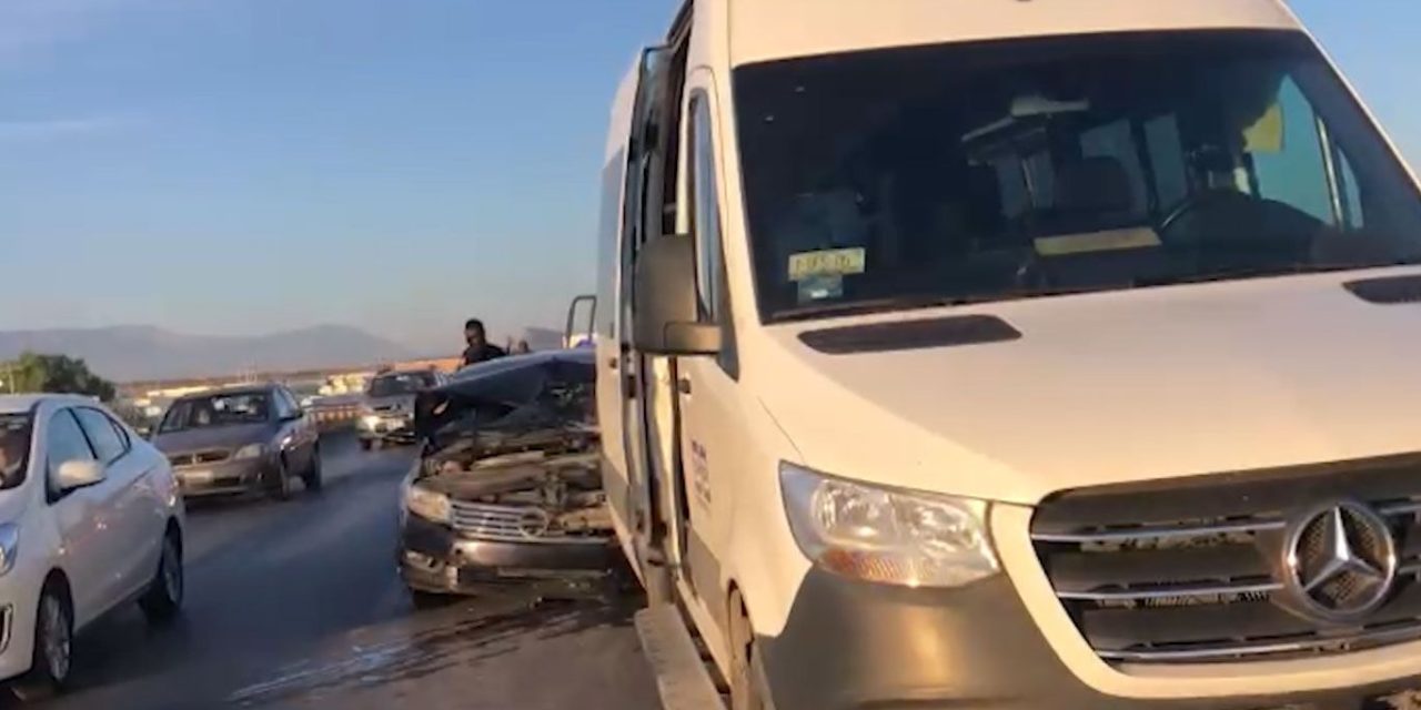 No guarda distancia y choca por alcance; provoca caos en la Saltillo-Monterrey