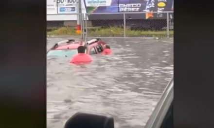 Así fue el rescate de unos abuelitos atrapados en plena inundación en Guadalajara (video)