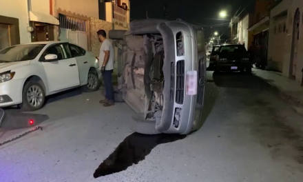 Aparentemente ebrio, joven vuelca su vehículo en Zona Centro de Saltillo
