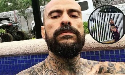 Humildad nivel: Babo de ‘Cartel de Santa’ ayuda a jóvenes a cortar mangos en la calle (video)