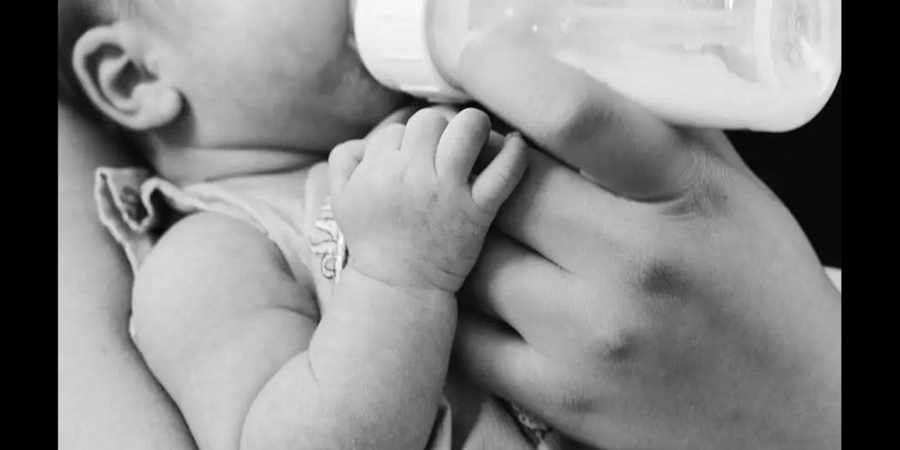 Bebé muere atragantada con leche mientras sus papás se embriagaban