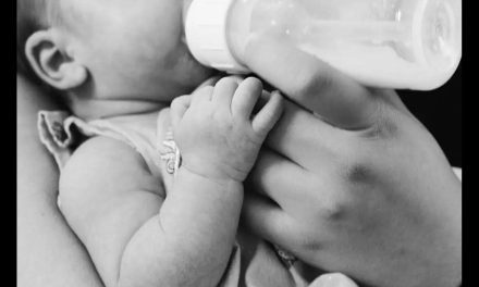 Bebé muere atragantada con leche mientras sus papás se embriagaban
