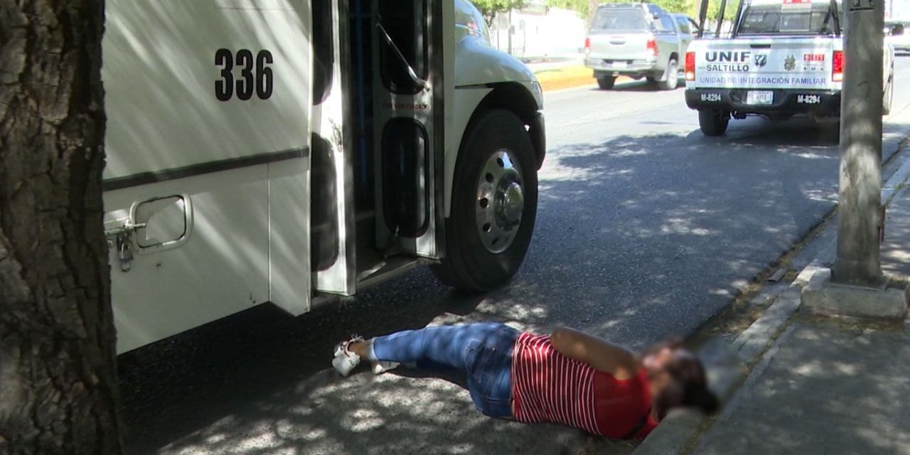Cae mujer de transporte urbano en bulevar Coss de Saltillo